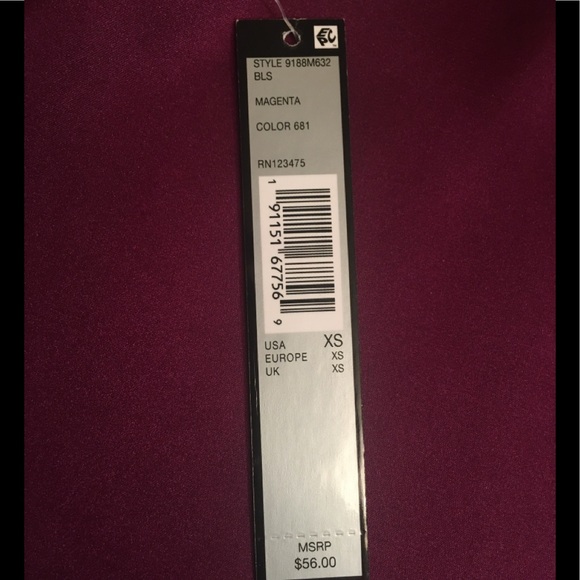 🍍 NWT Shiny V-Neck Sleeveless Blouse by Tahari ASL size XS - Picture 8 of 9